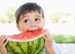 娱乐吃瓜君小孩吐奶,温馨家庭瞬间变焦点