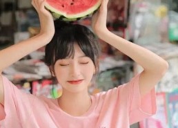 娱乐吃瓜的头像女生真人,网络红人“吃瓜女神”的真实生活