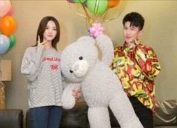 娱乐圈吃瓜背景图女,揭秘“吃瓜女孩”背后的故事